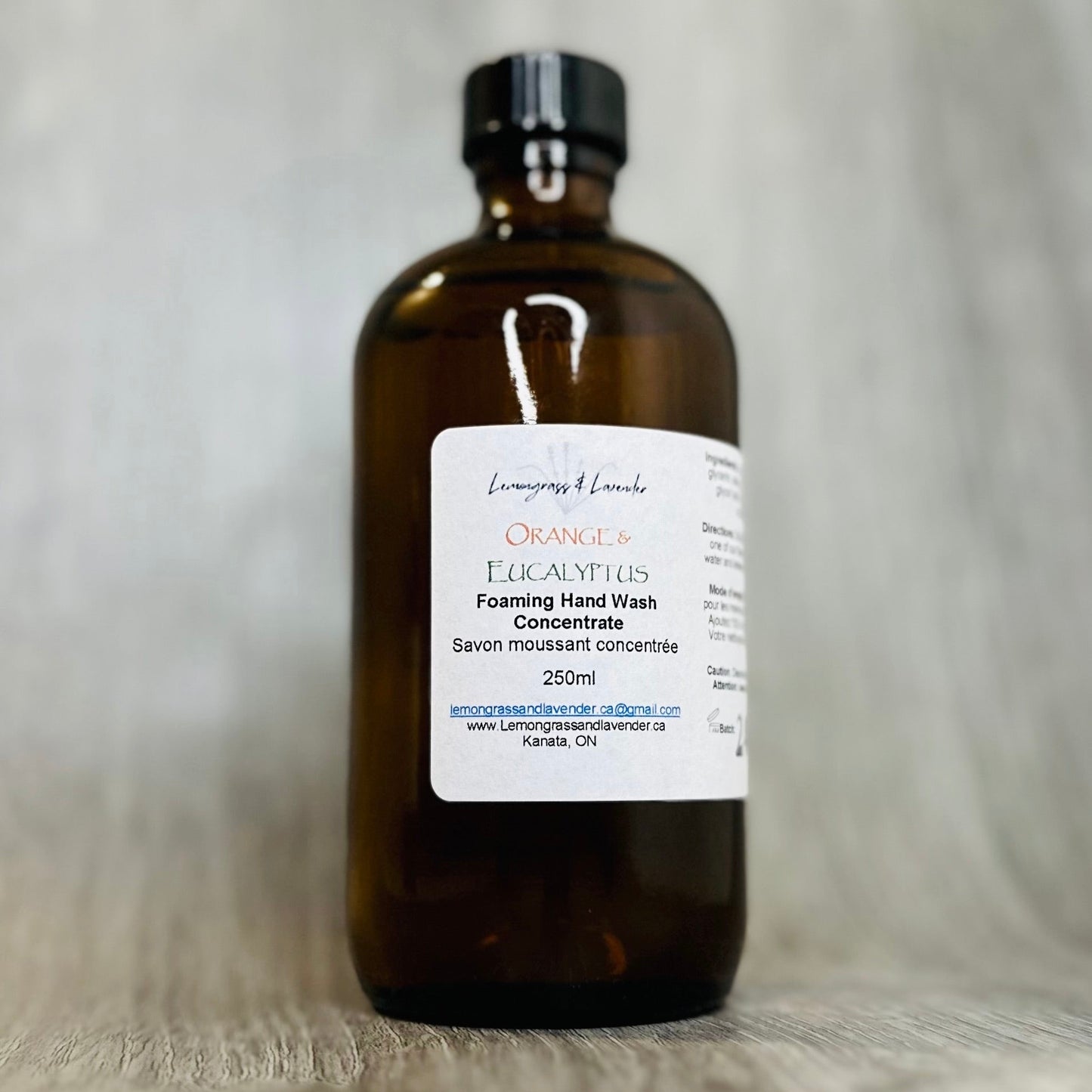 Orange & Eucalyptus Foaming Hand Wash/ Savon moussant concentrée
pH balanced to gently cleanse without drying out skin. 