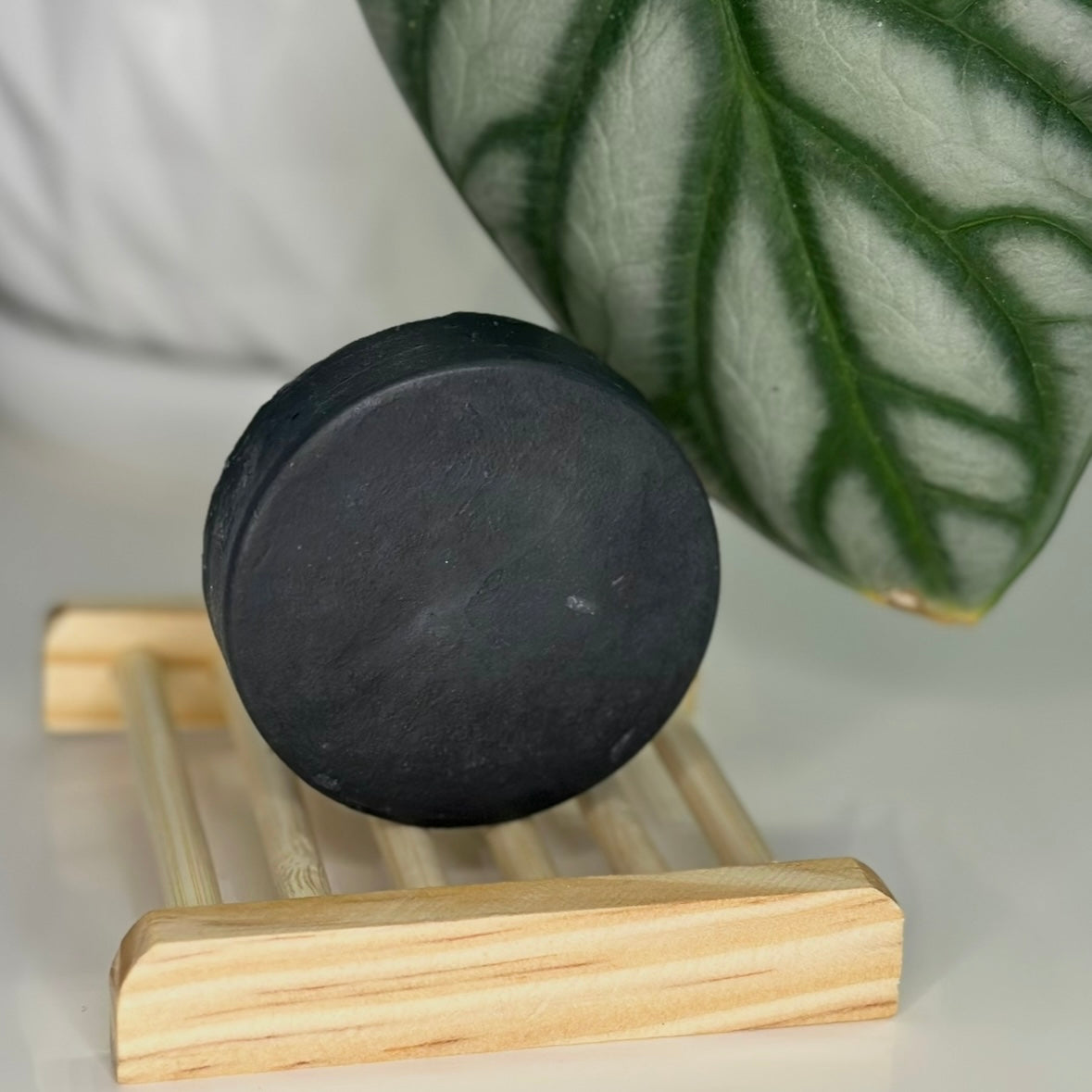 Clarity Conditioner Bar/barre de revitalisant
Scented with eucalyptus, tea tree, and oregano essential oils
Handmade in Kanata, ON, Canada
Plant-derived ingredients
Eco-friendly packaging