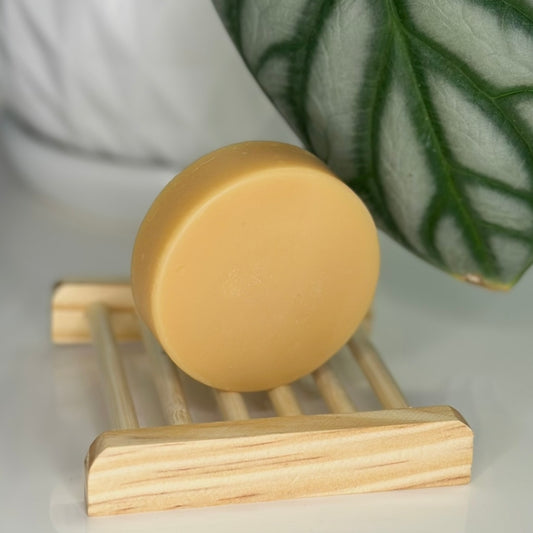 Dew Conditioner Bar/barre de revitalisant
Scented with lemongrass & bergamot essential oils
Handmade in Kanata, ON, Canada
Plant-derived ingredients
Eco-friendly packaging